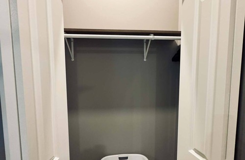 North Lawndale Apartment | Spacious 4-bedroom apartment with WiFi, AC in gorgeous Chicago