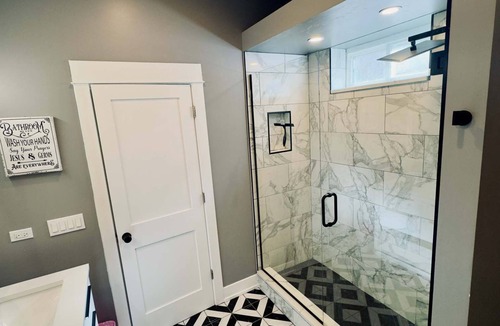 North Lawndale Apartment | Spacious 4-bedroom apartment with WiFi, AC in gorgeous Chicago