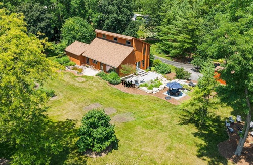 Plato Center House | Spacious 4-bedroom getaway with beautiful patio garden & fitness room, Wifi