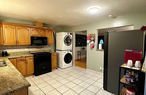 Glenview House | Spacious 4-bedroom house, Free parking, close to O'hare