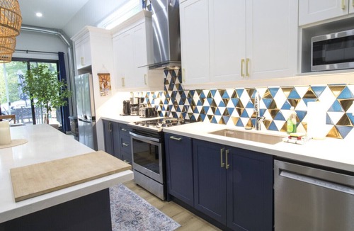 Lafontaine House | Spacious 4 Bedroom- Steps to Beach