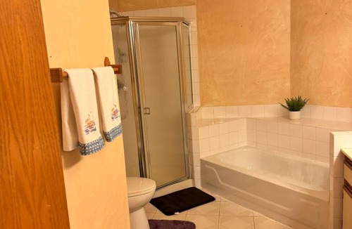 Bloomingdale House | Spacious 4-bedroom townhome with fitness room, WiFi in awesome Hanover Park