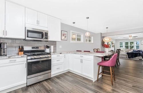 Geneva House | Spacious 4-bedroom vacation home just 1 mile walk to Town and River!