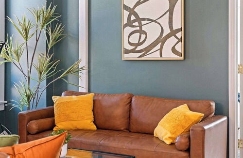 Edgewater Apartment | Spacious 4BR/2BA – Private Sun Deck In Chicago
