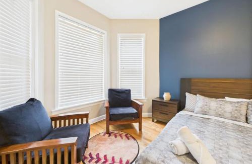 Wrigleyville Apartment | Spacious 4BR Covered Parking Just Steps to Wrigley