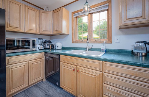 Apple River Cabin | Spacious 4BR Log Cabin Getaway | Hot Tub, King Beds, Fire Pit