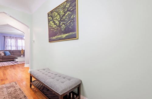 Chicago Apartment | Spacious 5-bedroom/2-bathroom apartment in marvelous Chicago with AC, Wi-Fi