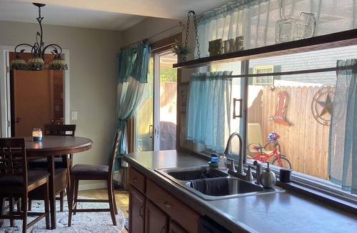 Oswego House | Spacious 5-bedroom/2.5 bath house with AC, WiFi in welcoming Montgomery