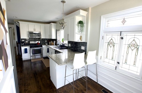 Berwyn House | Spacious 5-bedroom bungalow with AC, WiFi in welcoming Berwyn