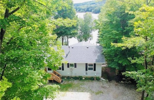 Eagle Lake Cottage | Spacious 5 bedroom house on Eagle Lake. 5 mins from Sir Sams.