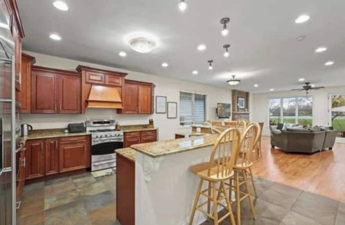 Roselle House | Spacious 5-bedroom Chicago suburban vacation home!
