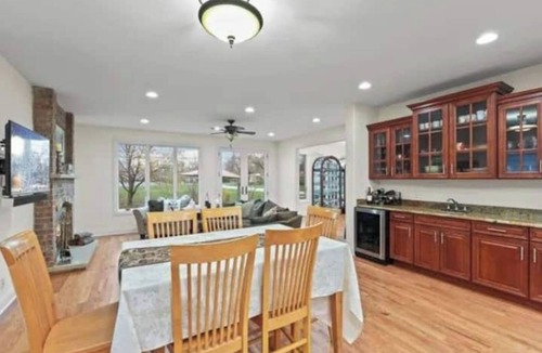 Roselle House | Spacious 5-bedroom Chicago suburban vacation home!