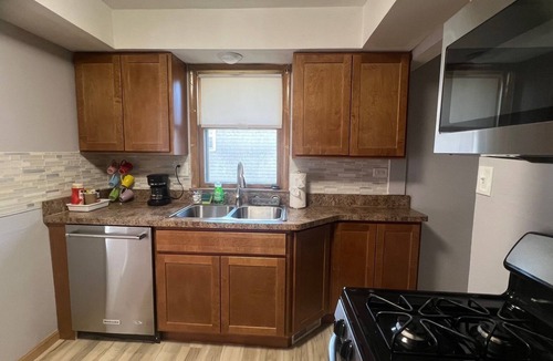 Waukegan House | Spacious 5-bedroom house near Great Lakes Naval Base!