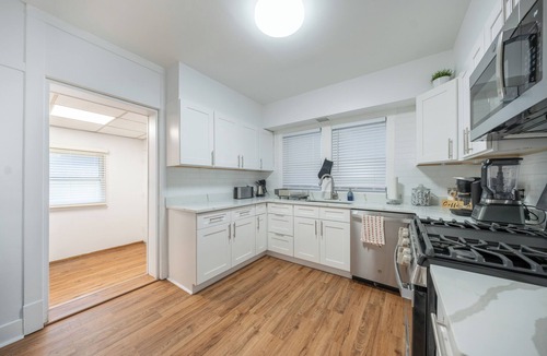 Berwyn House | Spacious 5-bedroom house with movie room, game room and more!