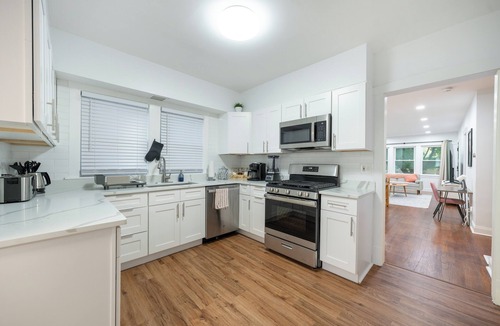 Berwyn House | Spacious 5-bedroom house with movie room, game room and more!