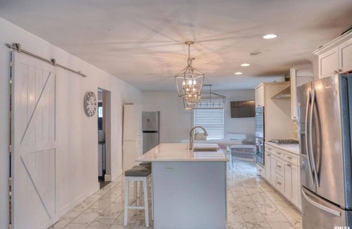 Marion House | Spacious 5-bedroom house with large outdoor space and 4800 sq ft barn in Marion