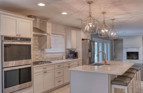 Marion House | Spacious 5-bedroom house with large outdoor space and 4800 sq ft barn in Marion