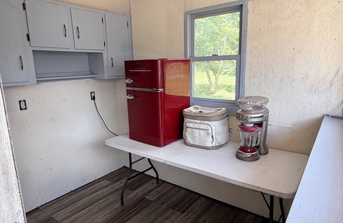 Marion House | Spacious 5-bedroom house with large outdoor space and 4800 sq ft barn in Marion