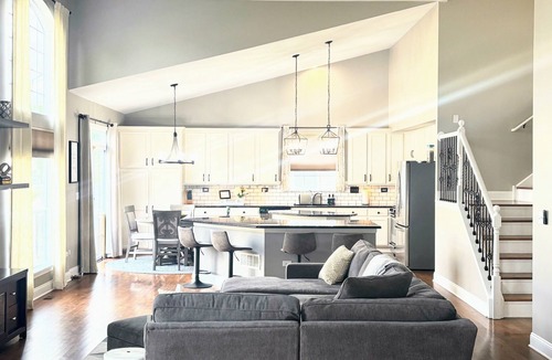 Fox Valley House | Spacious 5-bedroom house with WiFi, AC in tranquil Bolingbrook