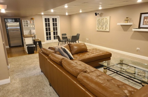 Fox Valley House | Spacious 5-bedroom house with WiFi, AC in tranquil Bolingbrook