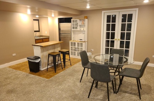 Fox Valley House | Spacious 5-bedroom house with WiFi, AC in tranquil Bolingbrook
