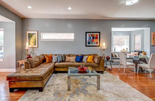North Lawndale House | Spacious 5-BR House near Transit w Parking