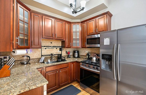 East Garfield Park House | Spacious 5 BR/King Size Beds + Private Parking!