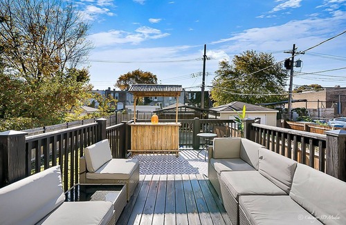 East Garfield Park House | Spacious 5 BR/King Size Beds + Private Parking!