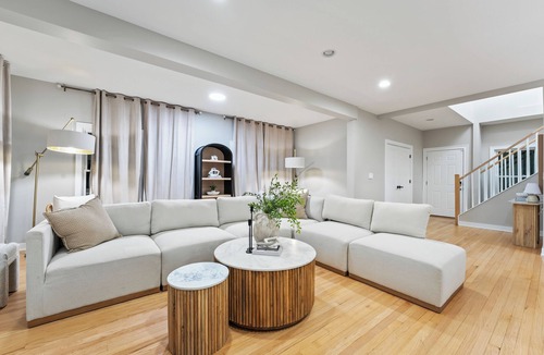 Oak Park House | Spacious 5BR, Game Room, Free Parking, Fenced Yard, Near Hwy & Public Transit