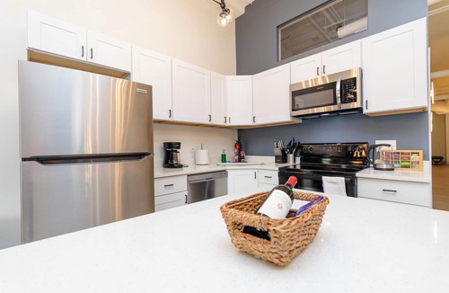 Near South Side Apartment | Spacious 5BR Luxury Suite - Near McCormick Place