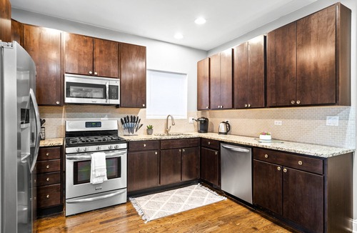 Avondale House | Spacious 8 BDRM + 2 Kitchens + Garage! Sleeps 16!