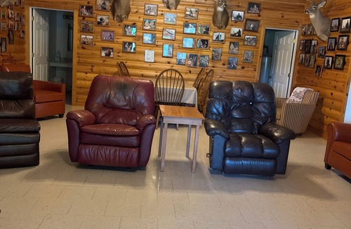 Michael House | Spacious 8-bedroom lodge in delightful Batchtown with WiFi, AC