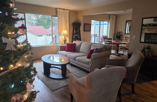 North Spokane House | Spacious and comfortable 5-bedroom house near Whitworth University