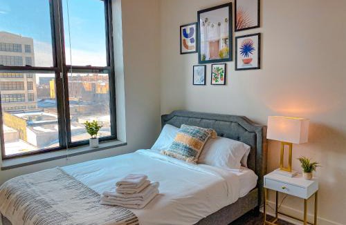Near South Side Apartment | Spacious and Luxurious 3BR Near McCormick Place and Soldier Field with Optional Parking - Sleeps 10