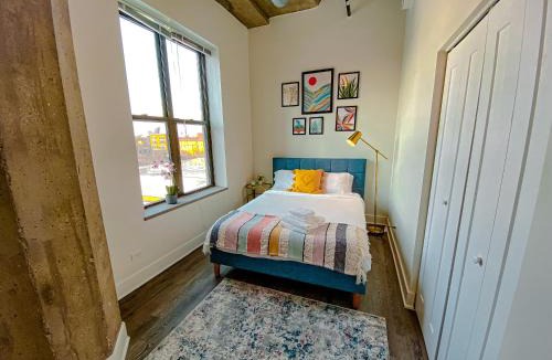 Near South Side Apartment | Spacious and Luxurious 3BR Near McCormick Place and Soldier Field with Optional Parking - Sleeps 10