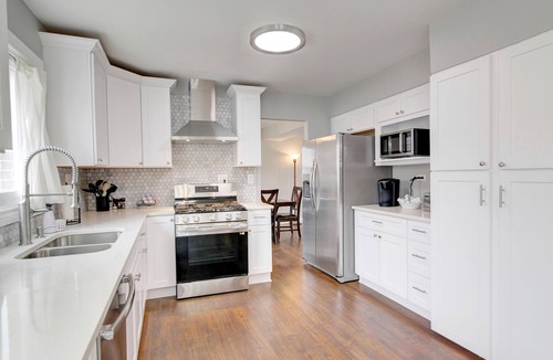 Arlington Heights House | Spacious and Cheerful Newly Updated 5 BR Home Close to DT Chicago and Airport