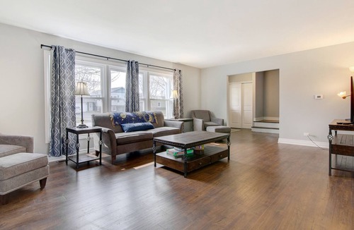 Arlington Heights House | Spacious and Cheerful Newly Updated 5 BR Home Close to DT Chicago and Airport