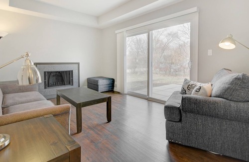 Arlington Heights House | Spacious and Cheerful Newly Updated 5 BR Home Close to DT Chicago and Airport
