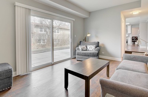 Arlington Heights House | Spacious and Cheerful Newly Updated 5 BR Home Close to DT Chicago and Airport