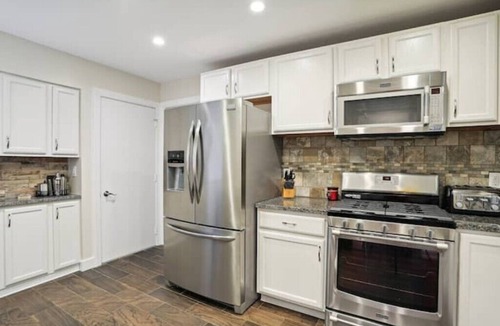 Savoy House | Spacious, beautiful 3 bedroom 3.5 bath! Great location! n