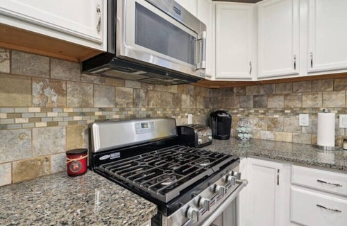 Savoy House | Spacious, beautiful 3 bedroom 3.5 bath! Great location! n