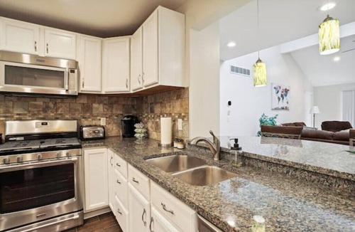 Savoy House | Spacious, beautiful 3 bedroom 3.5 bath! Great location! n