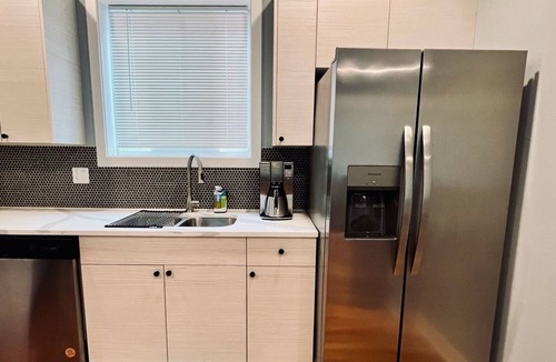 South Austin Apartment | Spacious brand new condo - 15 min from downtown Chicago! Sleeps 6