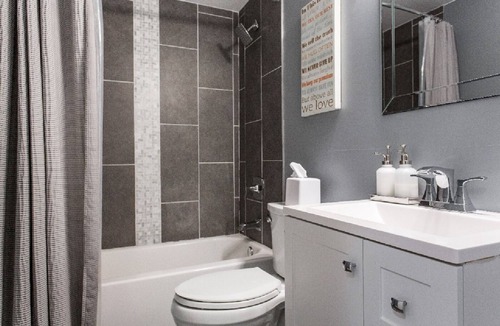 Grand Boulevard Apartment | Spacious Bronzeville Gem Garden lvl Near Downtown, University of Chicago, Museum