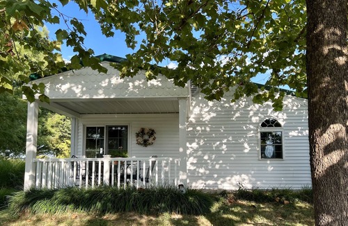 Goreville House | Spacious Cabin with Beautiful Sunsets in the Heart of Hiking and Wine Country