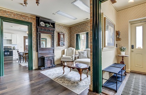 Springfield House | Spacious Carriage House | Private Entrance | Historic & Stylish
