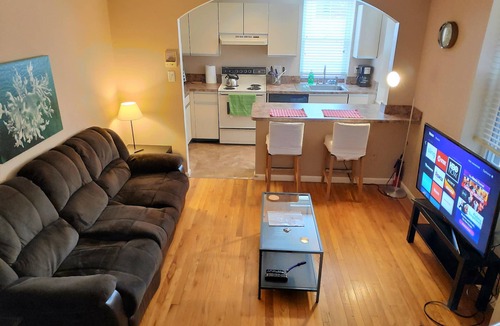 Mount Vernon Apartment | Spacious Central Condo Near Washington Monument & Hopkins Shuttle - 4 min walk