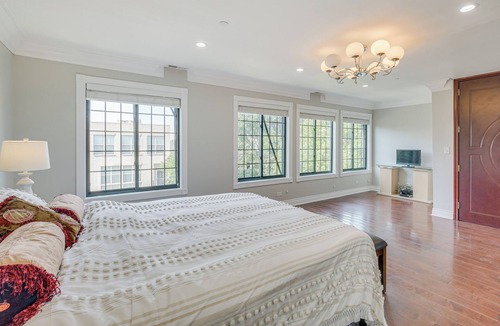 West Ridge House | Spacious Chicago Home ~ 6 Mi to Wrigley Field!