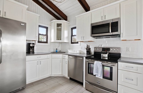 Seaview House | Spacious Dog-Friendly Home with Renovated Kitchen and Bathrooms