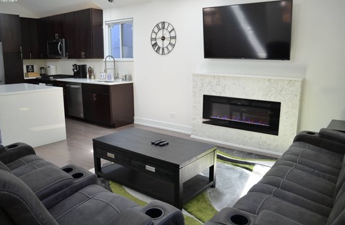 Noble Square Condo | Spacious Downtown Chicago Condo with Spa Bath, King Bed, Patio, 3 Blocks to L